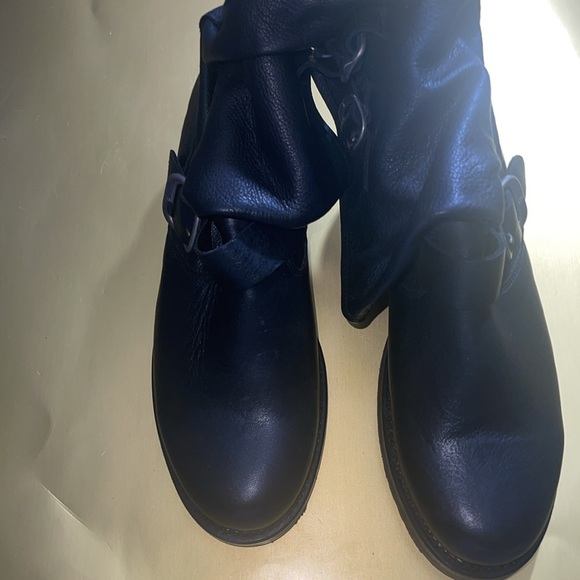 Frye - Picture 14 of 15